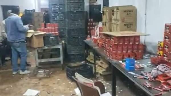 طبيب  يكشف تأثير بودرة البلاط على صحة الجسم بعد اكتشاف عبوات نسكافيه مغشوش