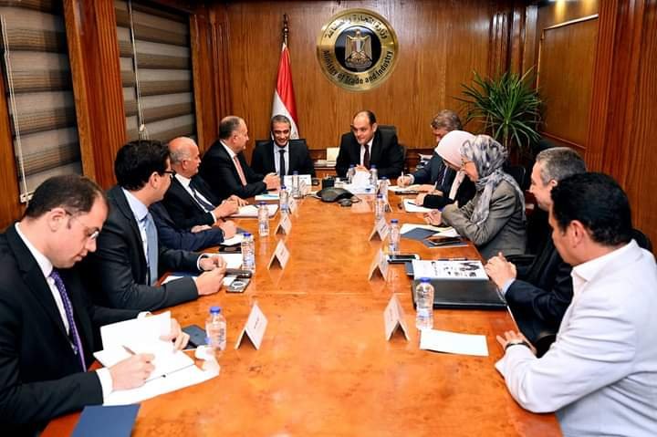  وزير التجارة والصناعة يبحث فى اجتماع موسع فرص ومقومات تطوير صناعة الجلود والمنتجات الجلدية 