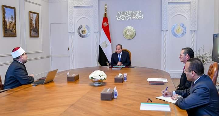  الرئيس عبد الفتاح السيسي يعقد اجتماع مع الدكتور محمد مختار جمعة وزير الأوقاف، واللواء محمد أمين مستشار رئيس الجمهورية للشئون المالية.