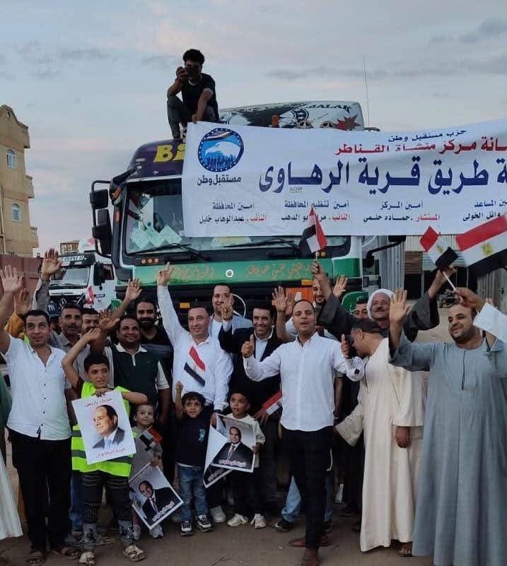 وسط فرحة الأهالي.. تمهيد طريق (نكلا - الرهاوي) في منشأة القناطر برعاية «مستقبل وطن»